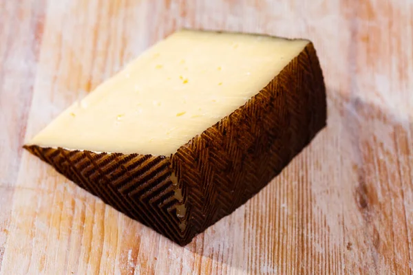 Snijd Van Ambachtelijke Semi Harde Ooien Melk Kaas Houten Oppervlak — Stockfoto
