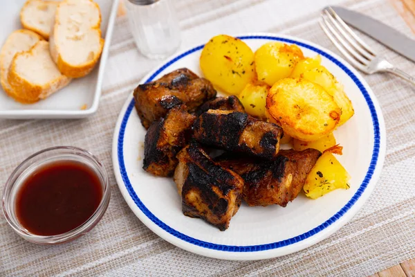 Just Cooked Portion Grilled Pork Ribs Pieces Fried Potatoes Served — Stock Photo, Image