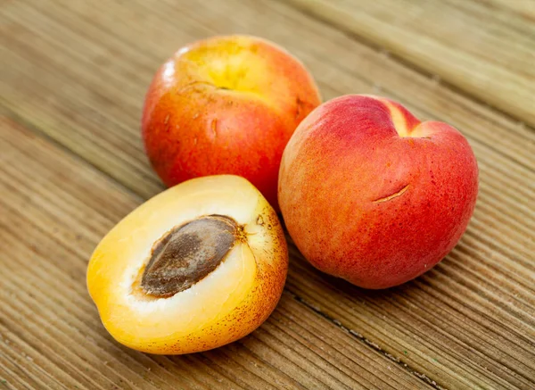 Afbeelding Van Rijpe Sappige Abrikozen Houten Tafel Niemand — Stockfoto