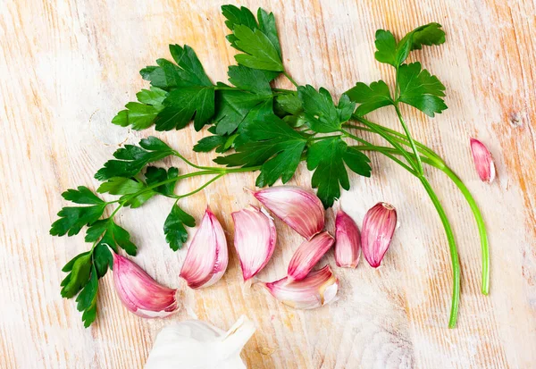 Cutting Board Fresh Seasonings Wooden Background White Garlic Heads Cloves — Fotografia de Stock