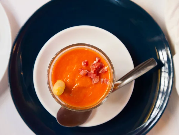 Traditional Spanish Cuisine Salmorejo Ham Served Glass Bowl — Stockfoto