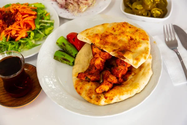 Kebab Turco Pollo Shish Servito Sul Pane Pita Con Guarnitura — Foto Stock