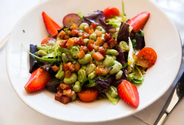 Colorful Salad Candied Beans Bacon Marinated Soy Honey Sauce Tomatoes — Foto Stock