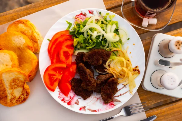 白盘上的餐馆里传统的土耳其菜Kofte — 图库照片