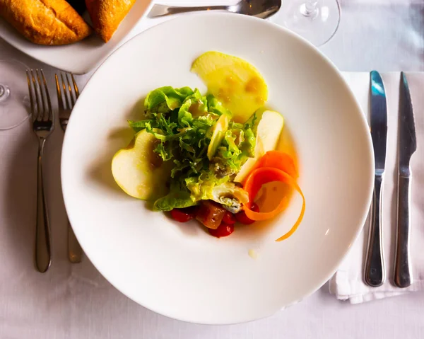 Light Vegetable Salad Made Lettuce Fresh Sliced Apple Carrot Seasoned — Stock fotografie