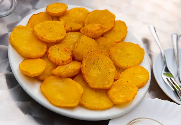 Appetitliche Patatas Bravas Traditionelle Spanische Kartoffeljause Oder Tapas — Stockfoto