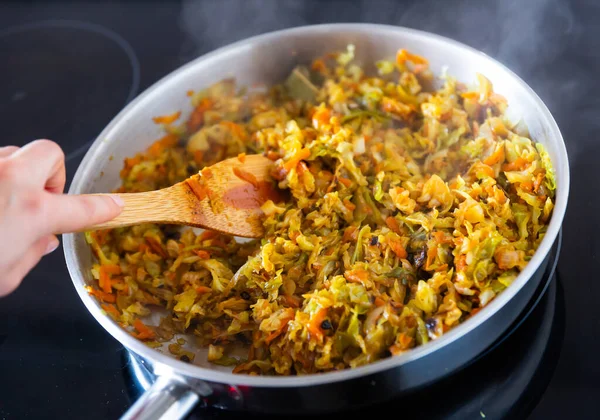 Chou Dans Une Poêle Frire Sur Une Cuisinière Électrique Processus — Photo