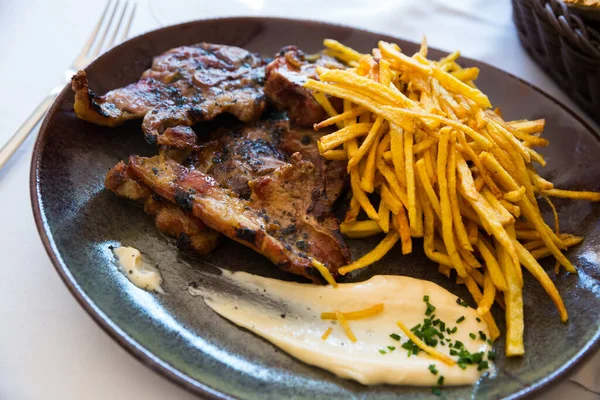 Carne Agnello Arrosto Succosa Servita Con Paglie Patate Salsa Bianca — Foto Stock