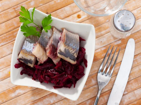 Appetizing Slightly Salted Herring Slices Vegetable Garnish Grated Beets Fresh — Foto Stock