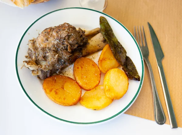 Délicieux Jarret Porc Cuit Avec Pommes Terre Émincées Frites Appétissantes — Photo