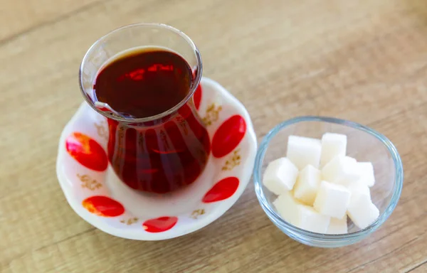 Турецкий Горячий Черный Чай Подается Традиционной Стеклянной Чашке Блюдце Кубиками — стоковое фото
