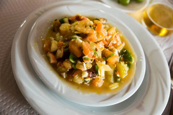 Deliciosos Langostinos Almejas Calamares Guisados Con Salsa Verduras Servidas Plato — Foto de Stock