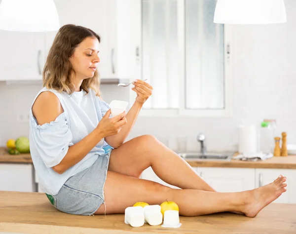 Young Housewife Enjoying Delicious Yogurt Apples Breakfast — 图库照片