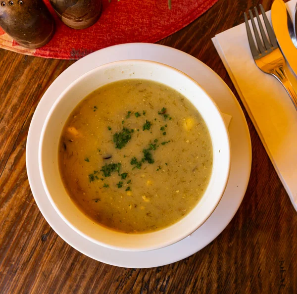 Traditionelle Tschechische Suppe Kulajda Mit Saurer Sahne Kartoffeln Und Wachteleiern — Stockfoto