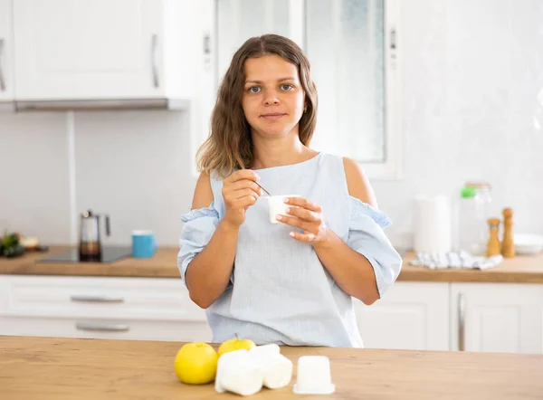 Young Housewife Enjoying Delicious Yogurt Apples Breakfast — 스톡 사진