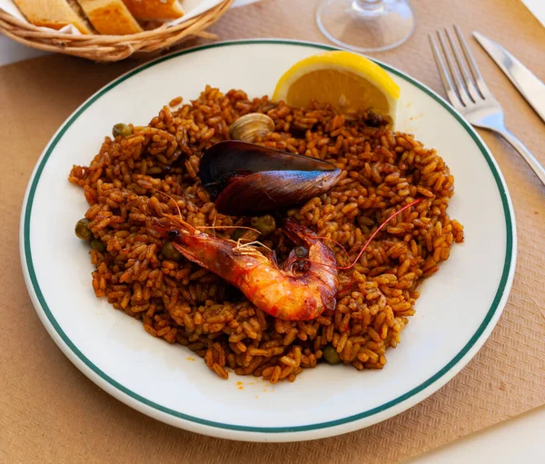 Paella Mariscos Valenciana Tradicional Com Camarões Calamários Mexilhões Servidos Com — Fotografia de Stock