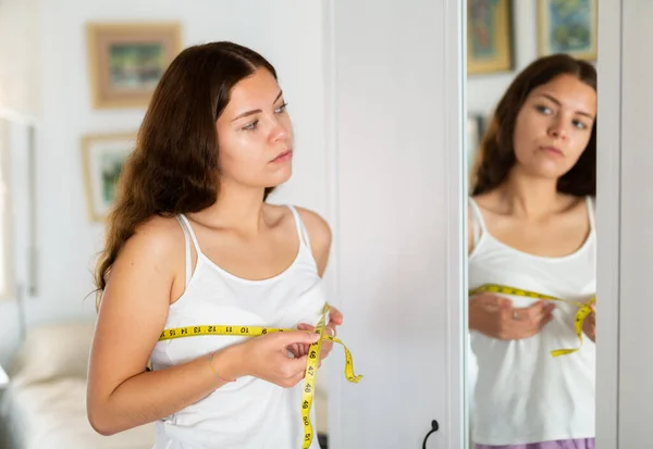 Mladá Nespokojená Žena Měření Poprsí Velikost Pomocí Pásky Opatření Stojící — Stock fotografie