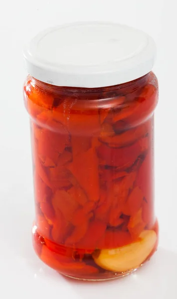 自家製のマリネ焼き赤ピーマン白い表面にガラス瓶で — ストック写真