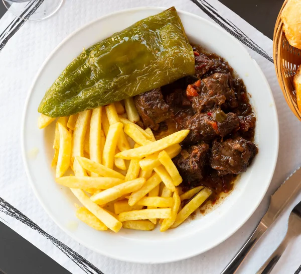 Appetizing Stewed Beef Red Wine Served Fries Baked Green Pepper — Stok fotoğraf