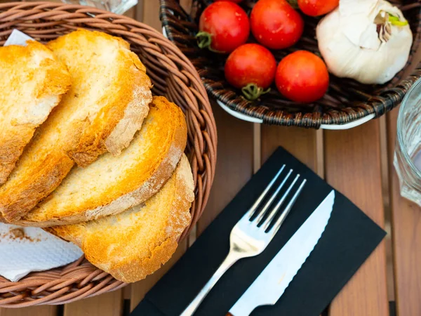 전통적 카탈루냐어 Amb Tomaquet 식탁에서 토마토 토스트 — 스톡 사진