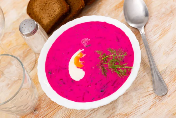 Traditional Russian Holodnik Cold Yogurt Beetroot Soup Cucumber Decorated Egg — Stockfoto