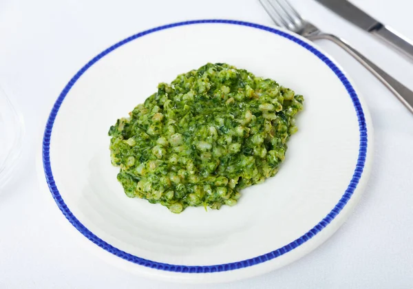Lenten厚煮珍珠大麦粥与绿色菠菜叶 健康的古食谱 — 图库照片