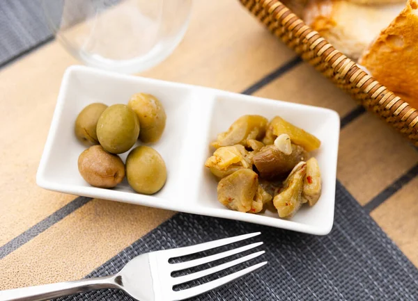 Pieces Delicious Spicy Pickled Eggplant Green Olives Served Appetizer Spanish —  Fotos de Stock