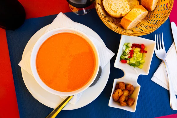 Tomatensoep Gazpacho Geserveerd Met Stokbrood Traditioneel Spaans Gerecht — Stockfoto