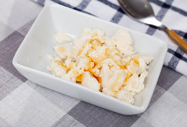 Portion Cottage Cheese Sweet Honey Closeup — 스톡 사진