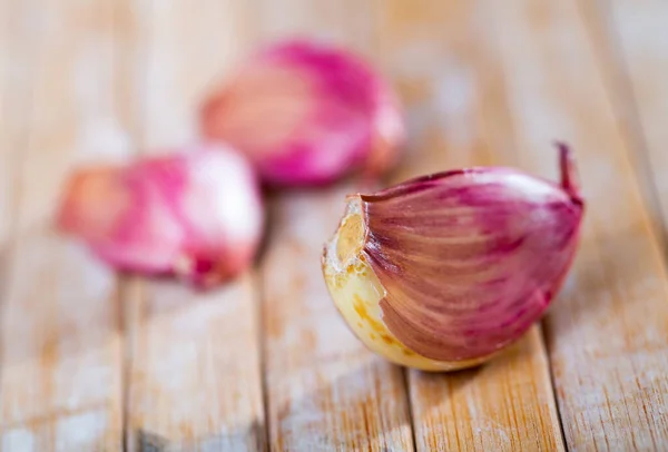 Garlic Cloves Wooden Background Fresh Unpeeled Garlic Wooden Table — Foto de Stock