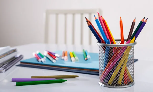 Federtopf Mit Bleistiften Globus Und Schulpapier Auf Dem Tisch — Stockfoto