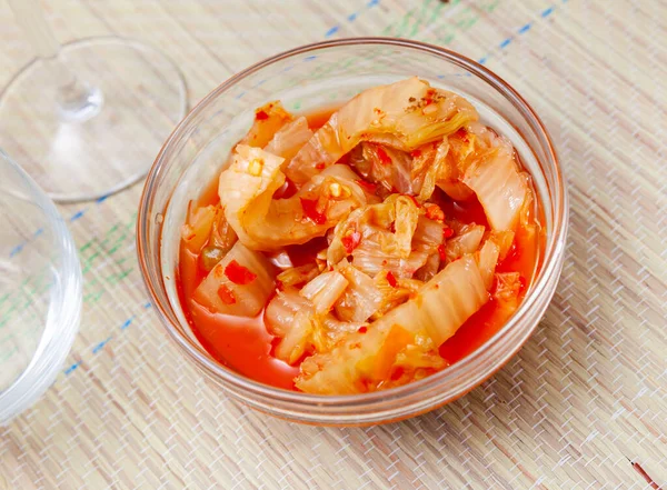 Kimchi Épicé Chou Napa Mariné Avec Habanero Haché Dans Saladier — Photo