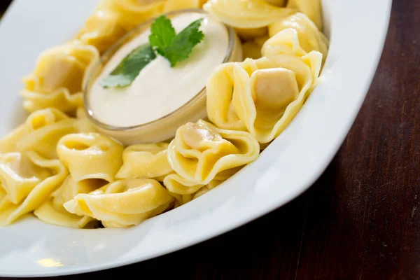 Plate Delicious Freshly Boiled Ravioli Creamy Sauce Garnished Greens — Stock Photo, Image