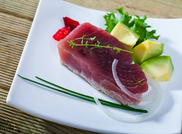 Bilde Nydelige Stykker Tunfisk Grønn Avokado Grønnsaker Tallerkenen – stockfoto