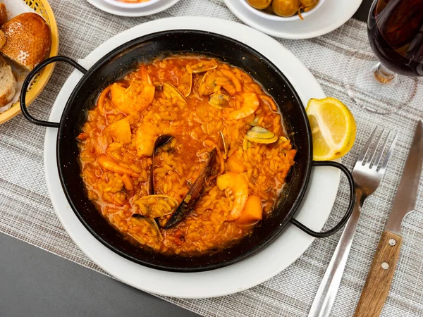 传统的西班牙菜是海鲜海鲜饭 用米做的 配上藏红花 再加上大海的礼物 再加上一片柠檬 — 图库照片