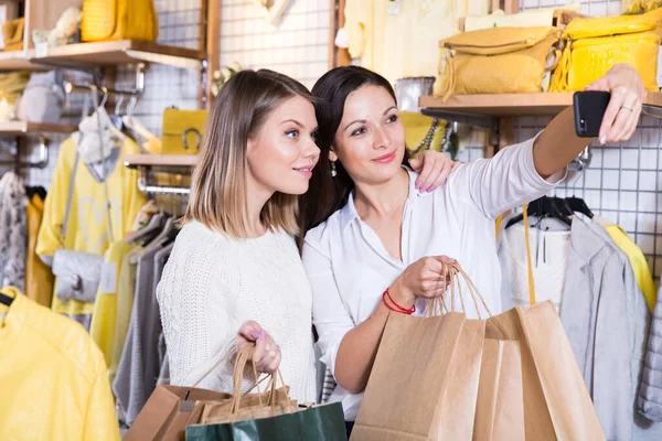 Young Women Friends Happinnes Paper Bags Making Selfie Clothes Shop — Stock Photo, Image