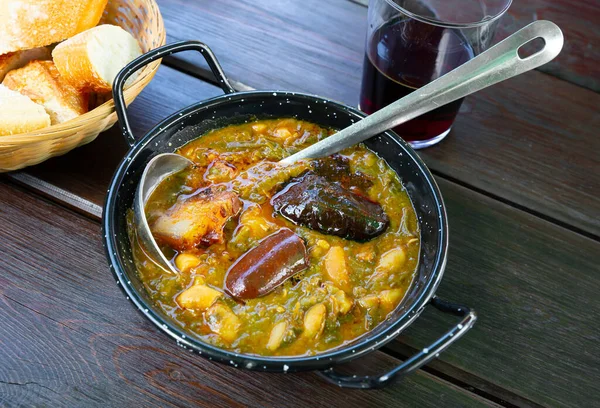 Potência Com Salsicha Batata Feijão Servido Tigela Prato Tradicional Asturiano — Fotografia de Stock