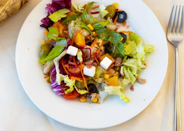 Traditionell Tonfisksallad Med Grönsaker Riven Morot Och Sockerbetor Vit Sparris — Stockfoto