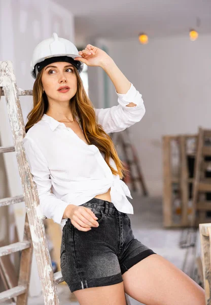 Beautiful Young Woman Hard Hat Revealing Outfit Poses Apartment Repair — Zdjęcie stockowe
