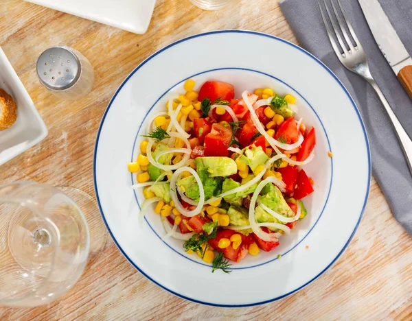 Salade Végétarienne Maison Avec Maïs Tomate Avocat Servie Dans Une — Photo