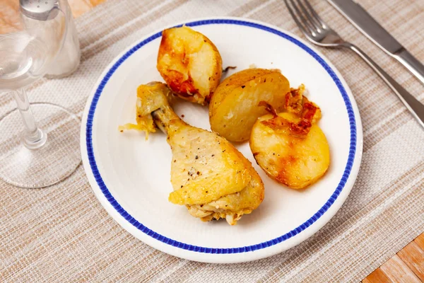 Μόλις Μαγείρεψα Μπούτι Κοτόπουλο Τηγανητές Πατάτες Σερβιρισμένες Στο Πιάτο Πιάτο — Φωτογραφία Αρχείου