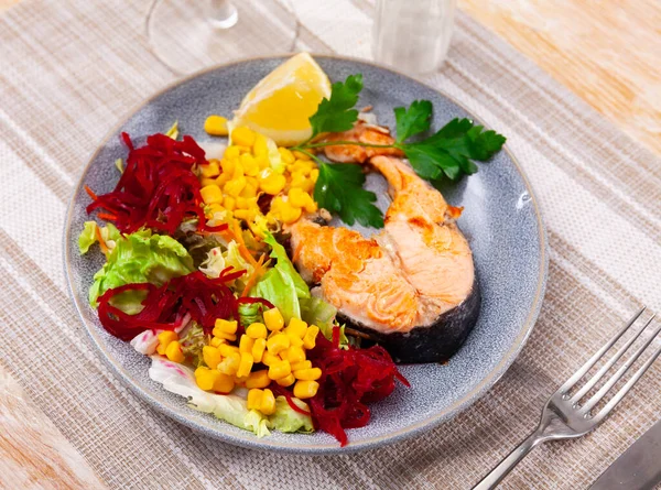 Gebackenes Lachssteak Mit Zitronenscheibe Und Salat Mit Frischem Gemüse Und — Stockfoto