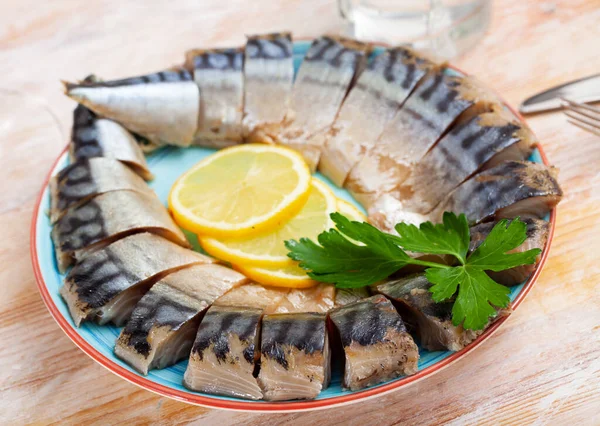 Saporito Sgombro Affumicato Sano Con Prezzemolo Limone Sul Tavolo Pranzo — Foto Stock