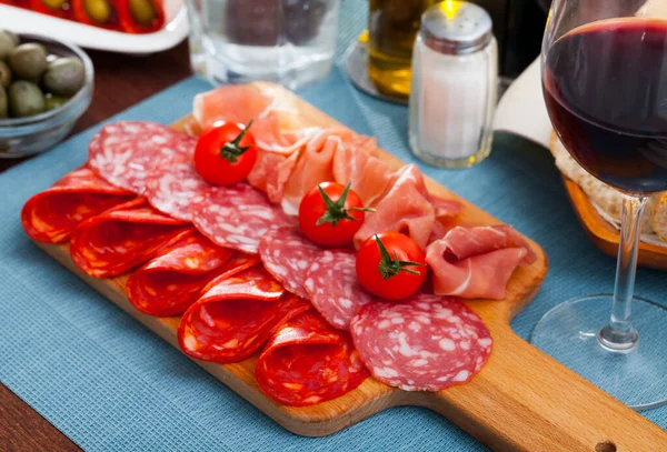 Slices Spanish Dry Cured Gammon Two Sorts Sausages Served Wooden — Foto Stock