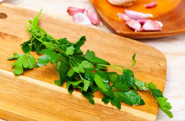 Fresh Fragrant Parsley Sprigs Garlic Cloves Prepared Cooking Wooden Table — Stockfoto