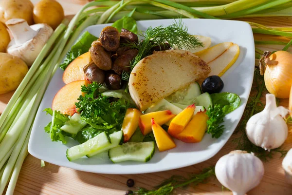 Dietary Salad Chicken Hearts Slices Peach Pear Roasted Cheese — Foto Stock
