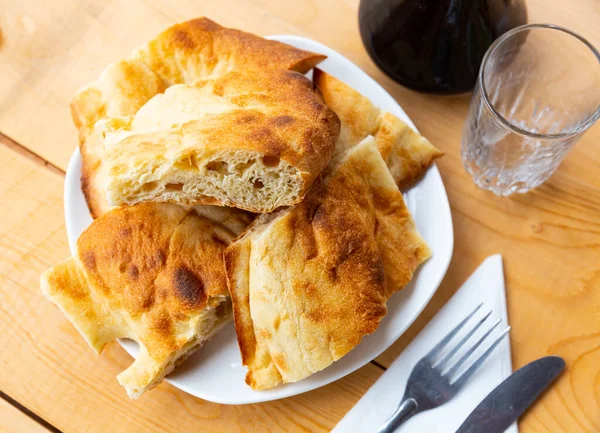 Pan Rebanado Horneado Horno Tono Tradicionalmente Servido Para Almuerzo Restaurante —  Fotos de Stock