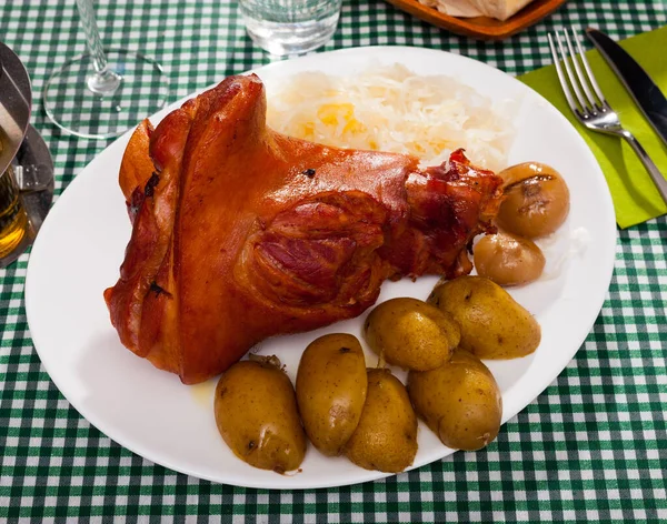 Apetitivo Nudillo Cerdo Horno Con Patatas Col Plato —  Fotos de Stock