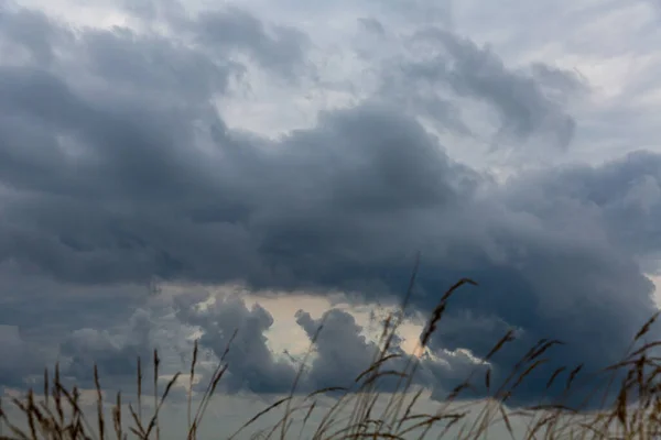 Afbeelding Van Dramatische Donkere Bewolkte Lucht Boven Zee Natuurlijke Foto — Stockfoto