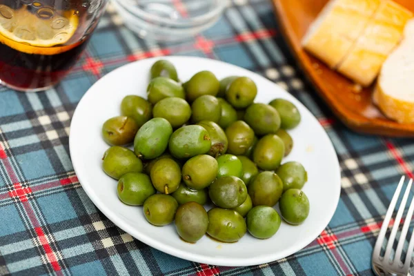 Typisch Spanische Tapas Appetitlich Eingelegte Grüne Oliven Mit Einem Stein — Stockfoto